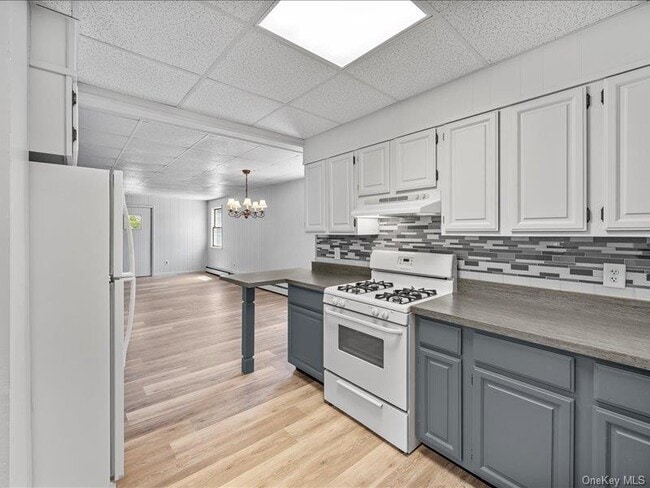 Building Photo - 28 Van Buren St