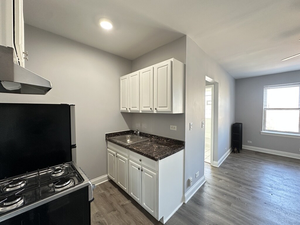 Building Photo - 4027 N Kenmore Ave