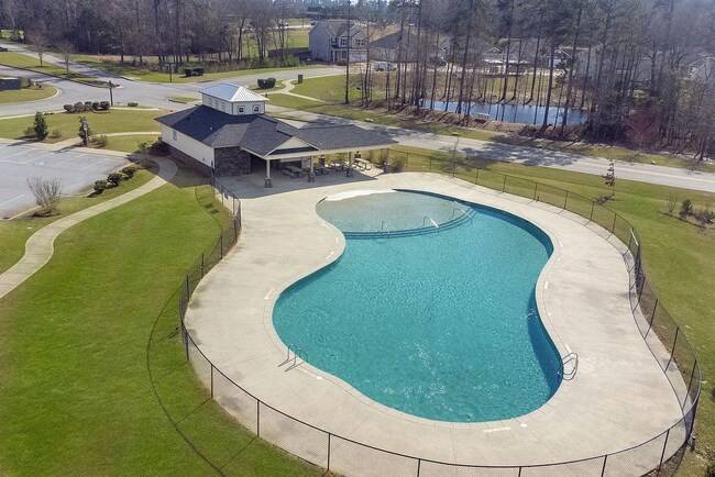 Building Photo - Community Pool!