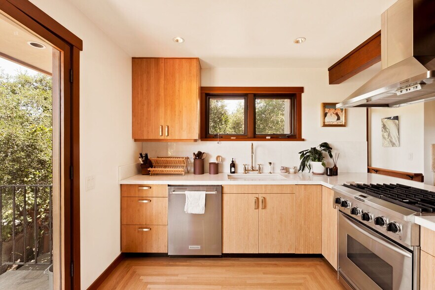 Building Photo - 21071 Waveview Dr