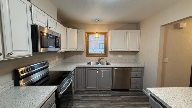 Building Photo - Lovely 2 bed townhome with private bathrooms for each!  Don't miss!