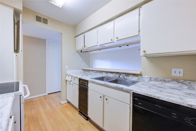 Building Photo - 3055 Walnut Bend Ln