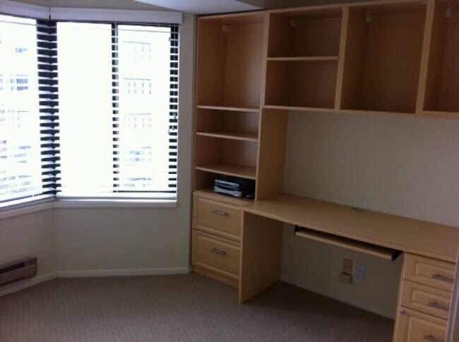 Building Photo - Nicely upgraded 2BR 2BA Condo located in the East Tower at the Opera Plaza!