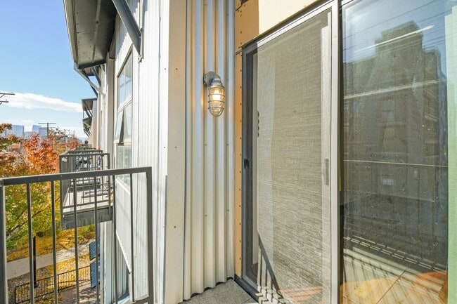 Building Photo - Top Level One Bedroom Condo in Rhino