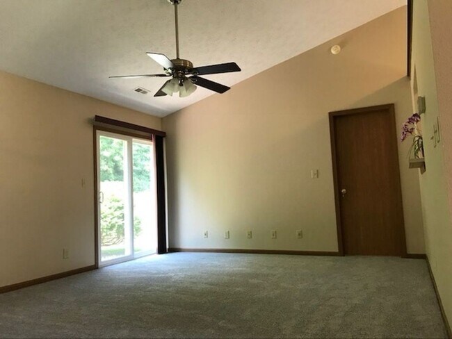 Building Photo - Private Room for Rent - Ideal for Student ...