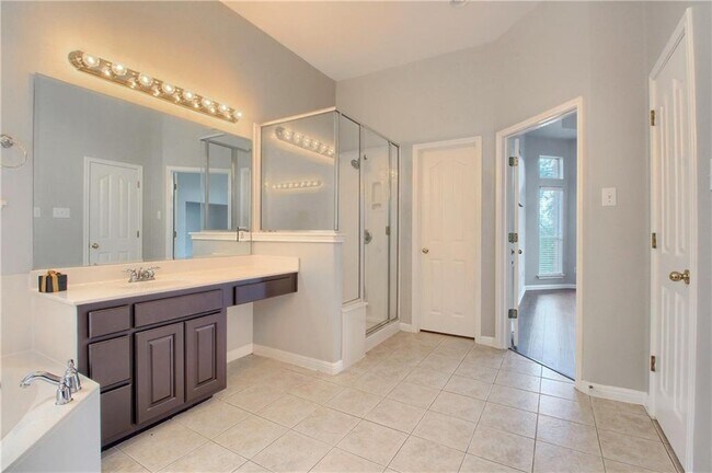 Building Photo - 3003 Cashell Wood Dr