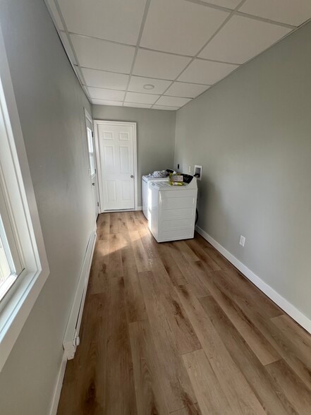 Entry way with washer and dryer - 515 Railroad St