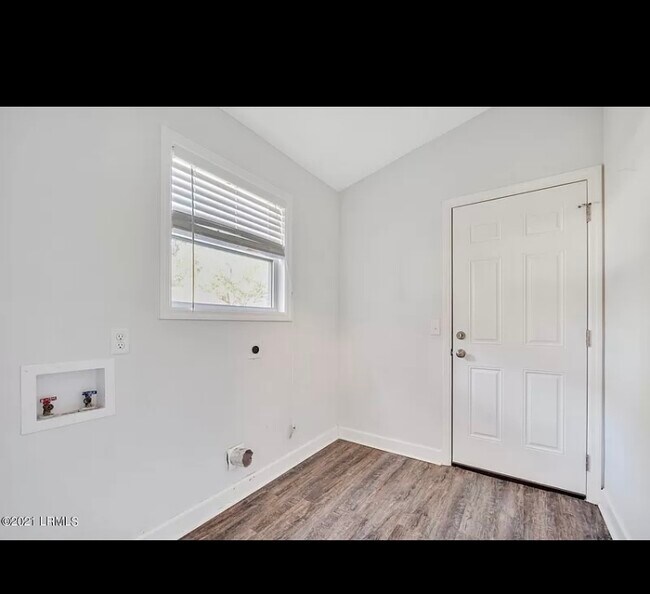 Building Photo - 11 Brindlewood Dr