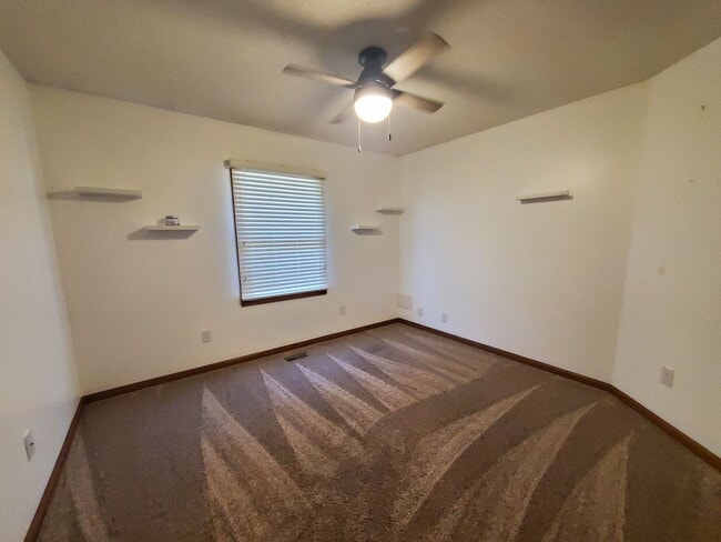 Building Photo - 3-bedroom 2 Bath