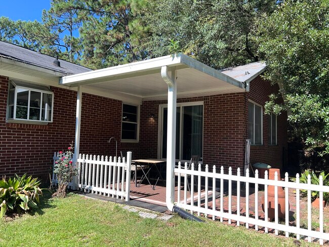 Building Photo - 910 Wildwood Rd
