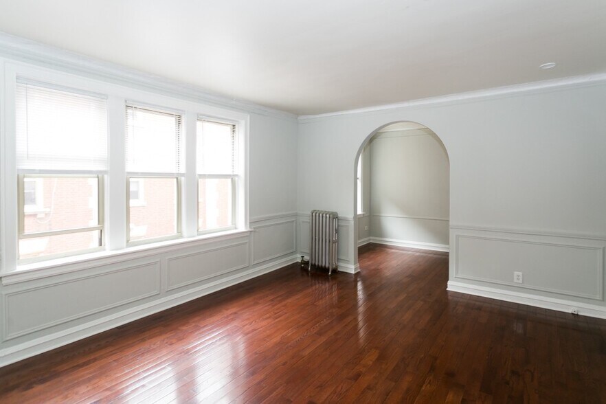 Building Photo - 547 W Surf St