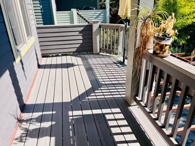 Building Photo - Custom Townhouse with Awesome Back yard