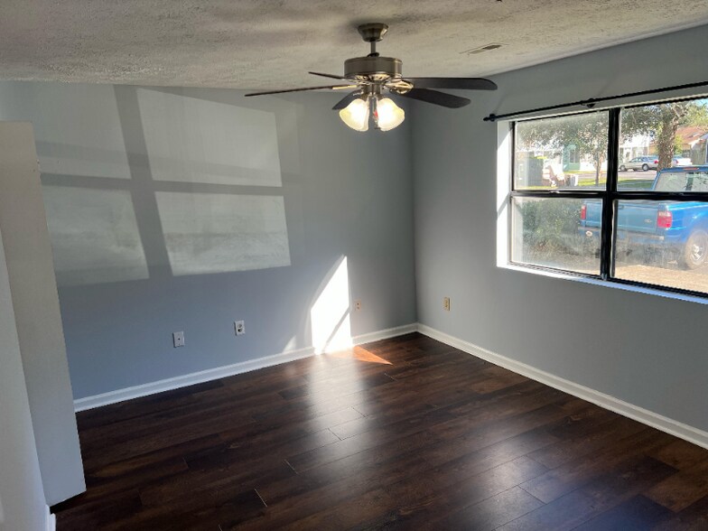 Building Photo - 1240 Shalom Dr