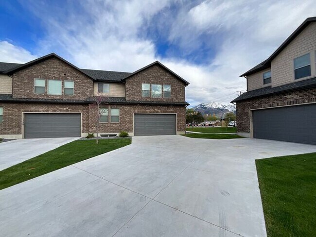 Building Photo - 3 bedroom 2 1/2 bath townhome