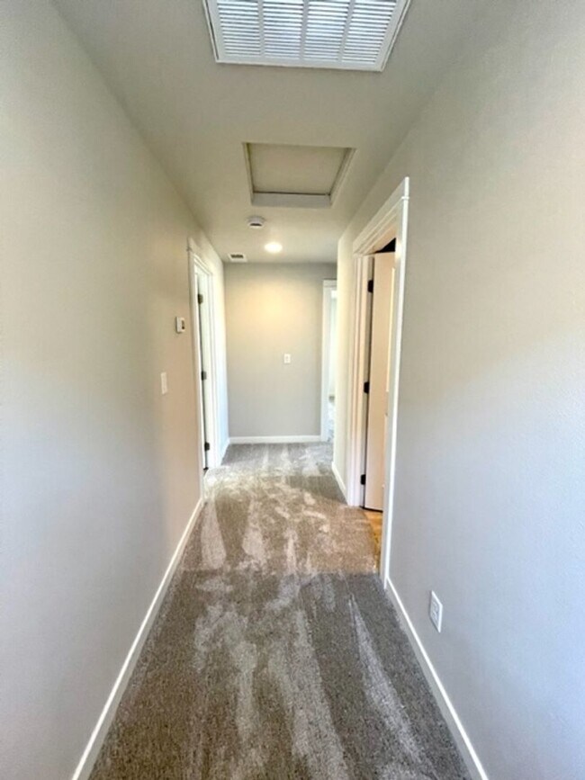 Building Photo - Stunning newer home in NE Bend neighborhood!