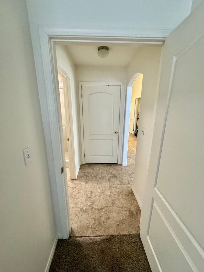 Building Photo - Make yourself at home in this delightful B...