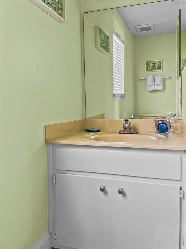 Building Photo - Amazing 3-Bed Condo with HUGE porch on the beach