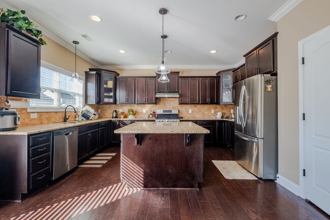Building Photo - 5773 Highland Grove Dr