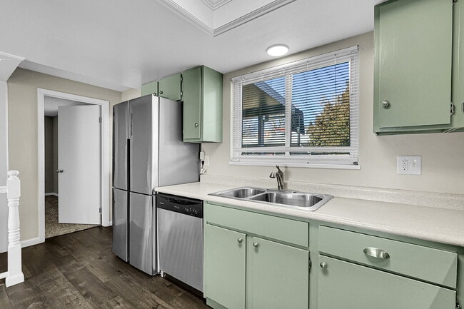 Building Photo - $1,840.95 - 3 Bed, 2 Bath Townhome In Co Springs with In Unit Laundry and Central AC!