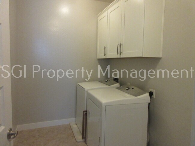 Building Photo - Stunning home with pool ready for move in