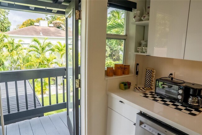 Building Photo - 509 NE 64th St