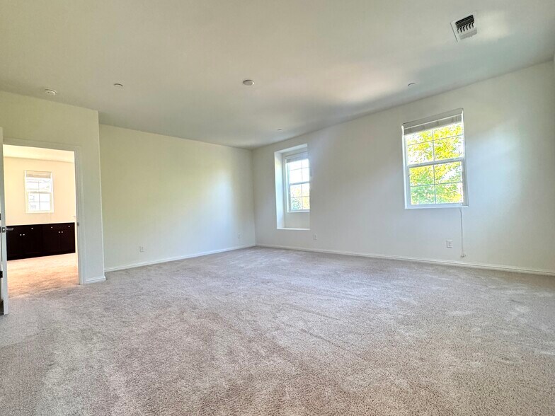 Building Photo - 2616 Admiral Cir