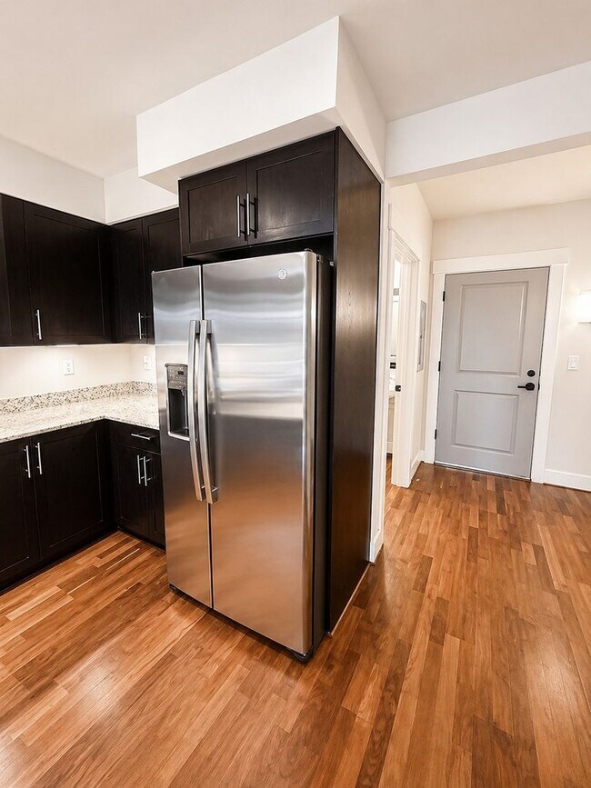 Building Photo - 1bd/1.5ba Seattle Condo