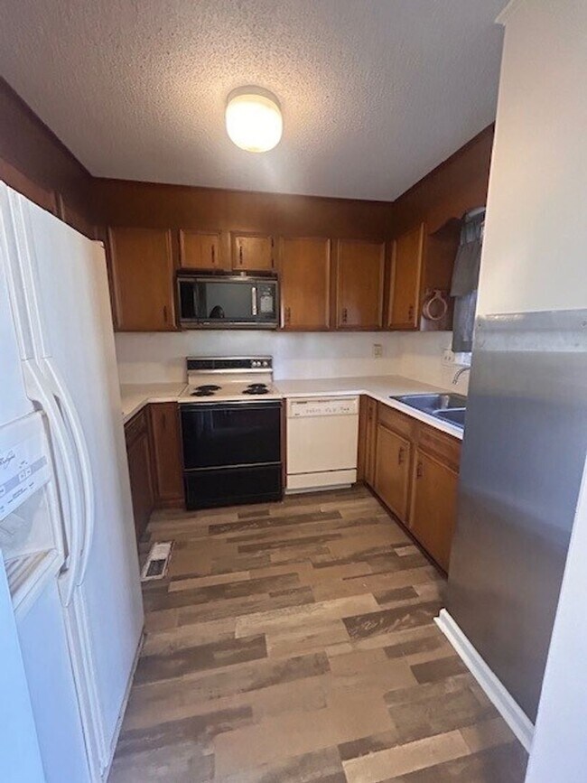 Building Photo - READY TO MOVE IN! 2 Beds 2 Baths!