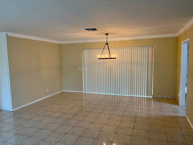 Building Photo - 1400 Beta Ct N