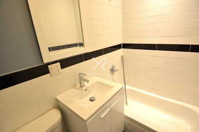 Building Photo - 2 bedroom in BROOKLYN NY 11206