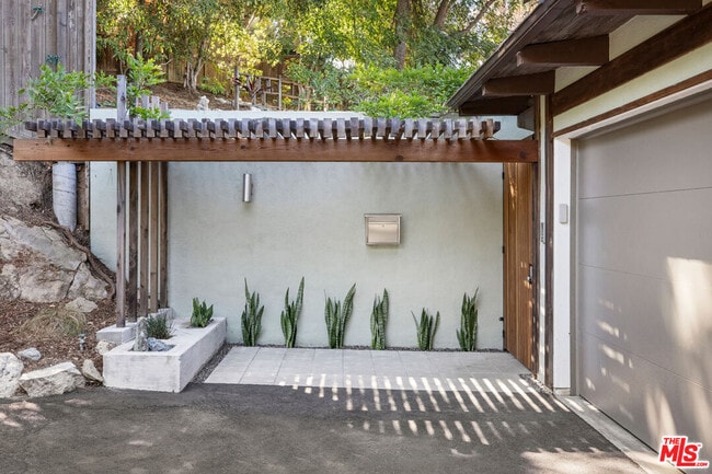 Building Photo - 2333 Hidalgo Ave