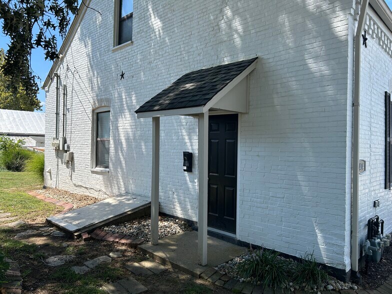 Building Photo - 404 Flower St