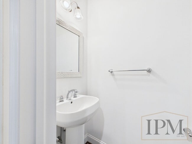 Building Photo - 2-bedroom 2.5 bath Luxury Townhome located...