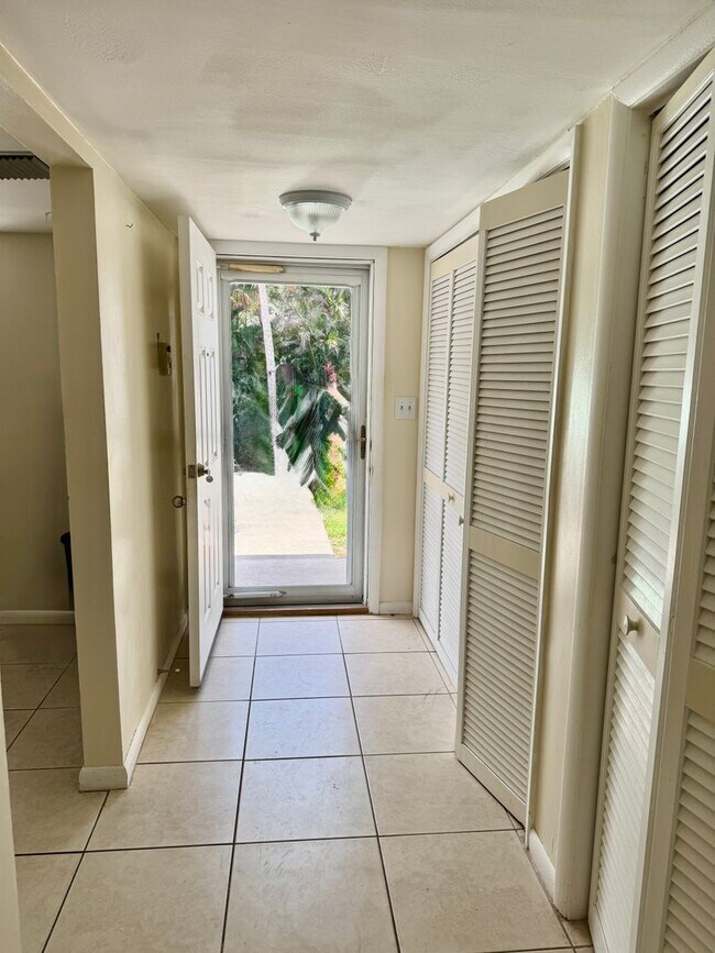 Building Photo - Charming 2 bed/ 2 bath in Royal Palm Villas