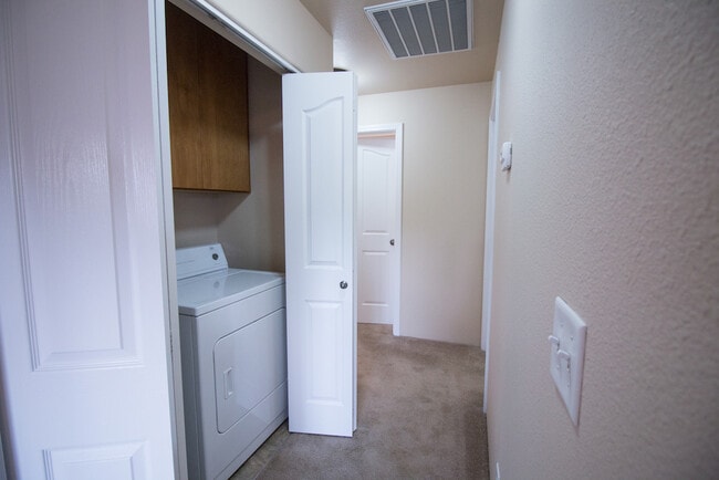 Building Photo - Clean and Upstairs 2 Bed, 2 Bath Apartment...