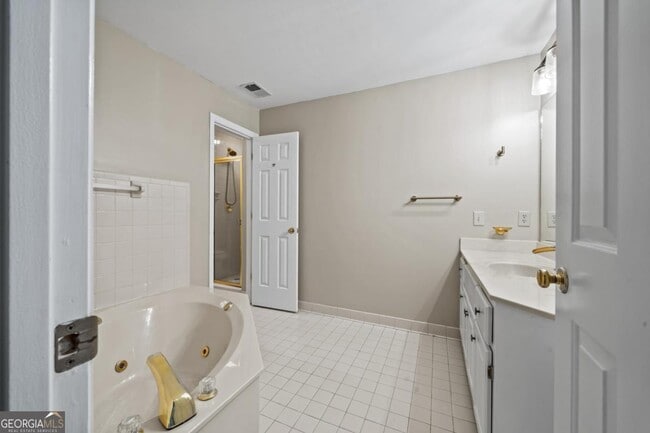Building Photo - 1043B Clubhouse Ln