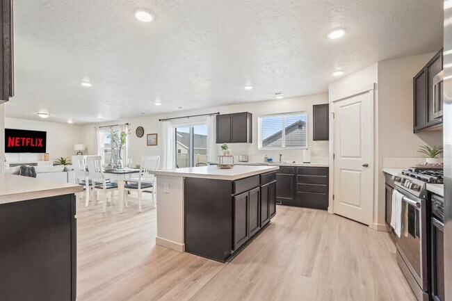 Building Photo - 10390 Crystal Ridge Dr