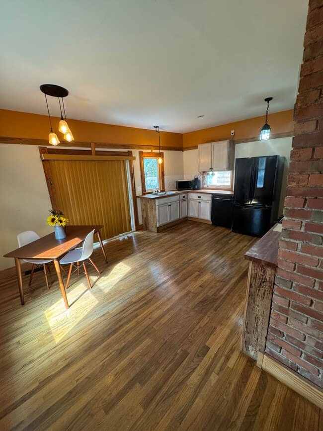 Building Photo - Furnished University area large 4 bedroom ...