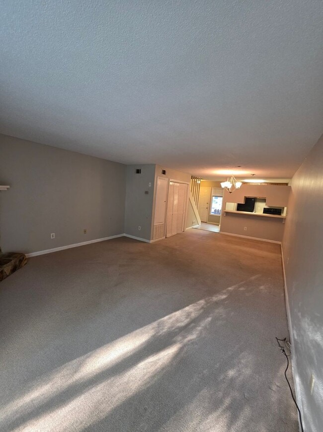 Building Photo - 454 Forest Hl