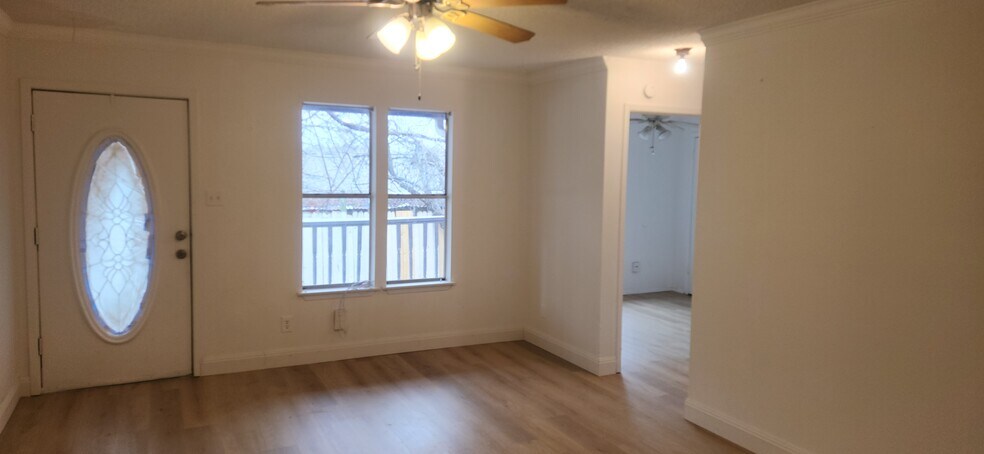 Building Photo - 605 E Applegate Dr