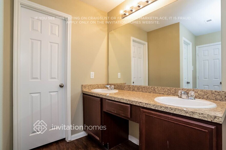 Building Photo - 13433 Raintree Dr