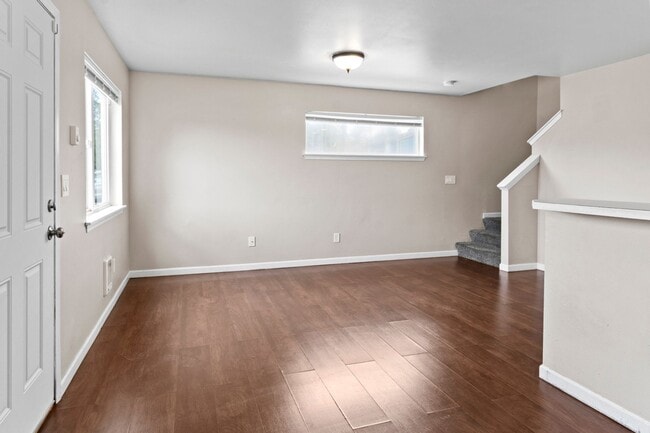 Building Photo - Spacious 2-Bedroom Duplex Near Tacoma Mall...