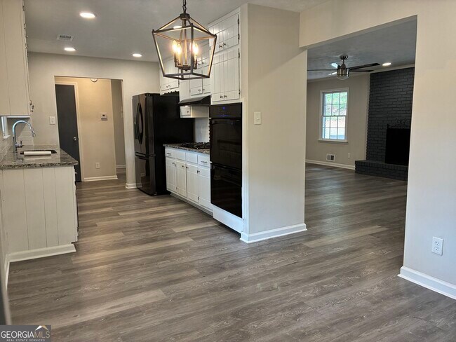 Building Photo - 6322 W Fayetteville Rd