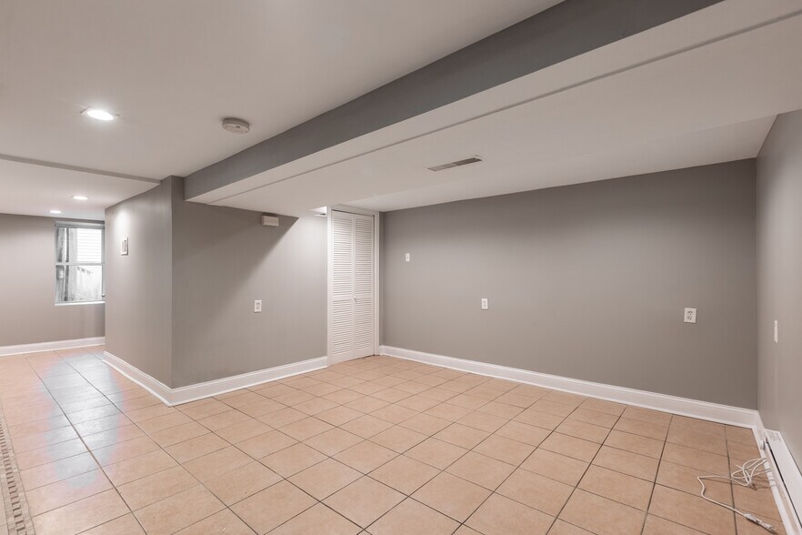 Building Photo - 1122 W 19th St