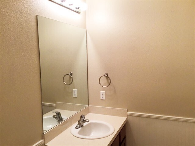 Building Photo - 25 Hartland Ct