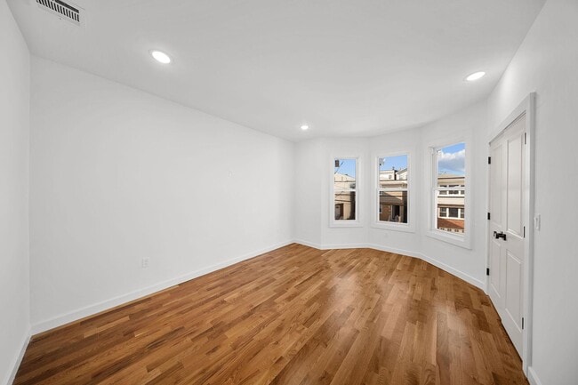 Building Photo - 319 William St