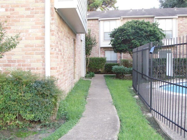 Building Photo - 17331 Red Oak Dr