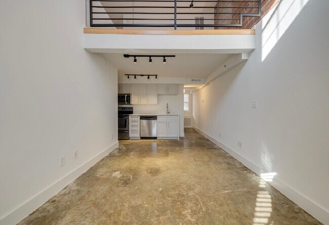 Building Photo - One bedroom loft in Midtown OKC!