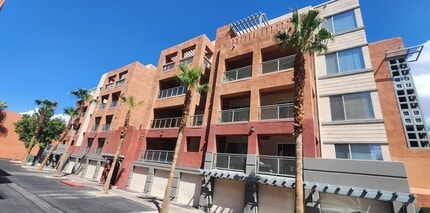 Building Photo - 2 Bedroom recently painted 2nd Floor Condo in Guard Gated Park Avenue!