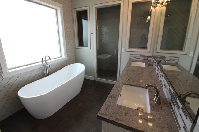 Building Photo - 3 bedroom, 2 bath home in Kennewick